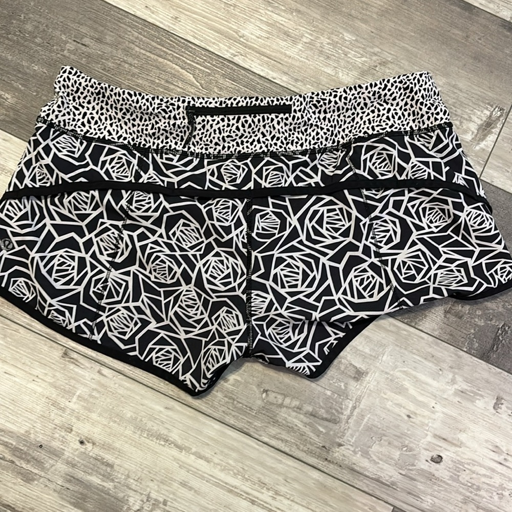 Lululemon Posey Low Rise 2.5” Speed Up Shorts - Picture 2 of 3
